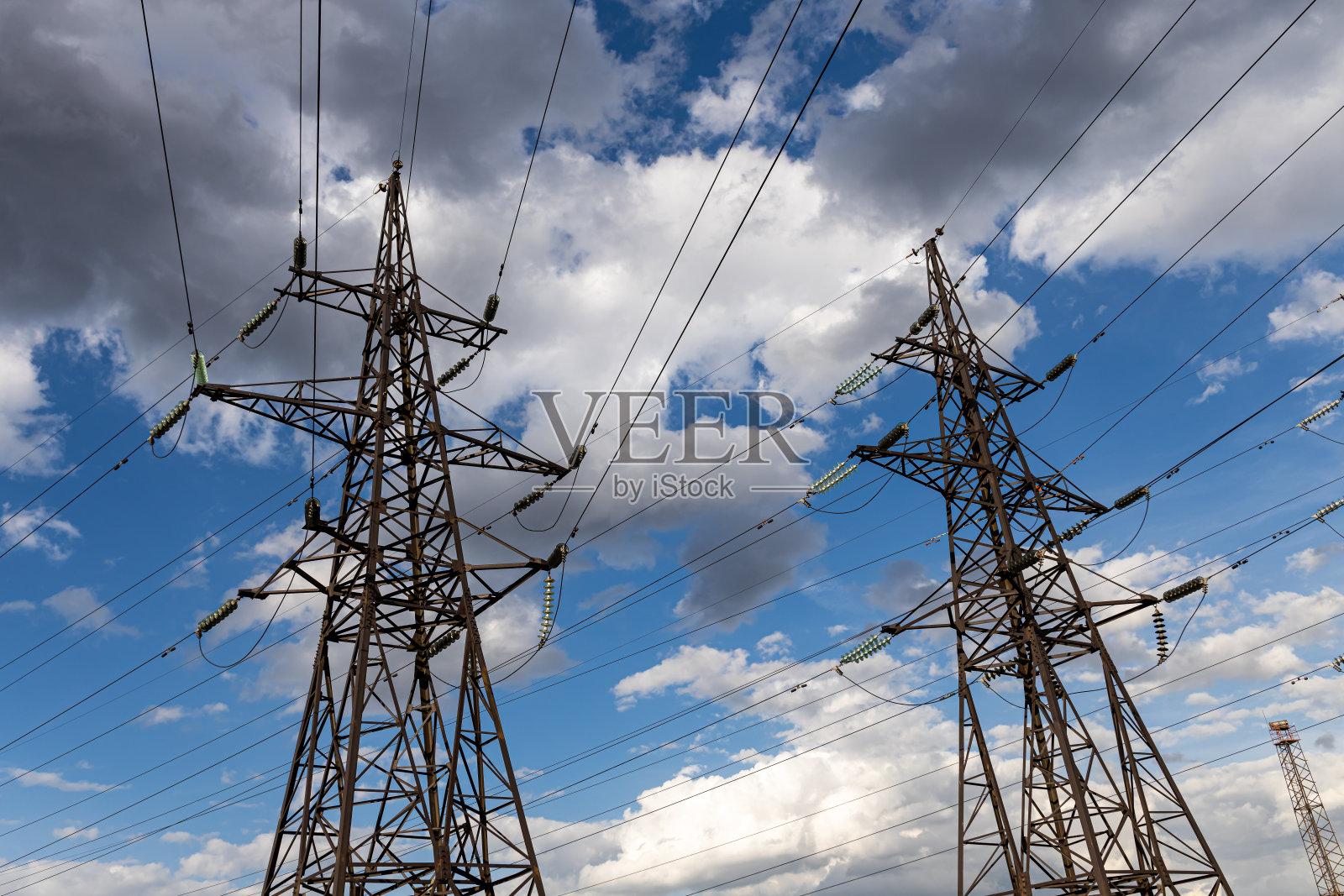 生锈的电线在蓝天白云的背景下照片摄影图片