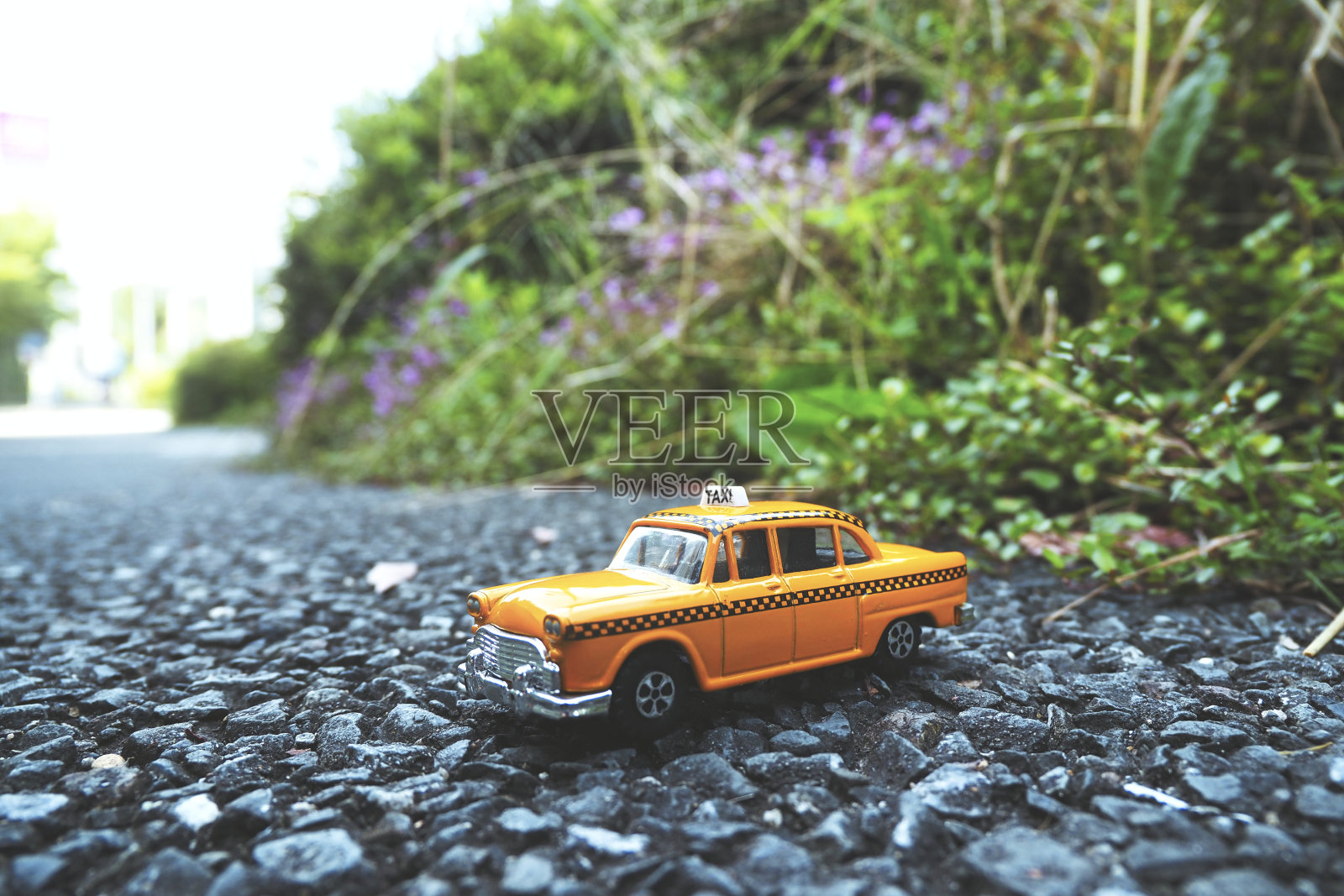 玩具微型出租车和地面照片摄影图片