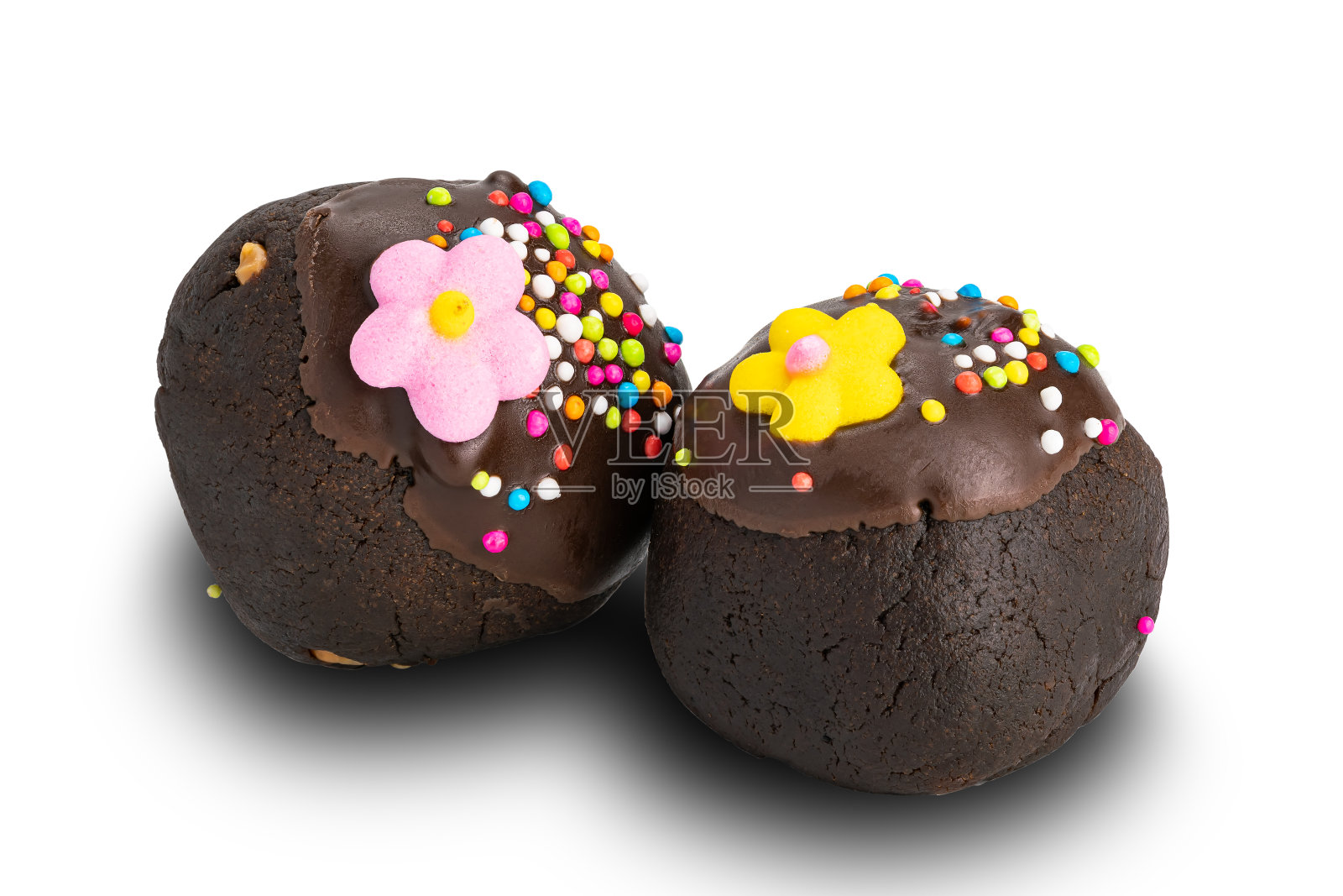 巧克力球或巧克力球上面有五颜六色的彩虹和彩色的糖花。照片摄影图片