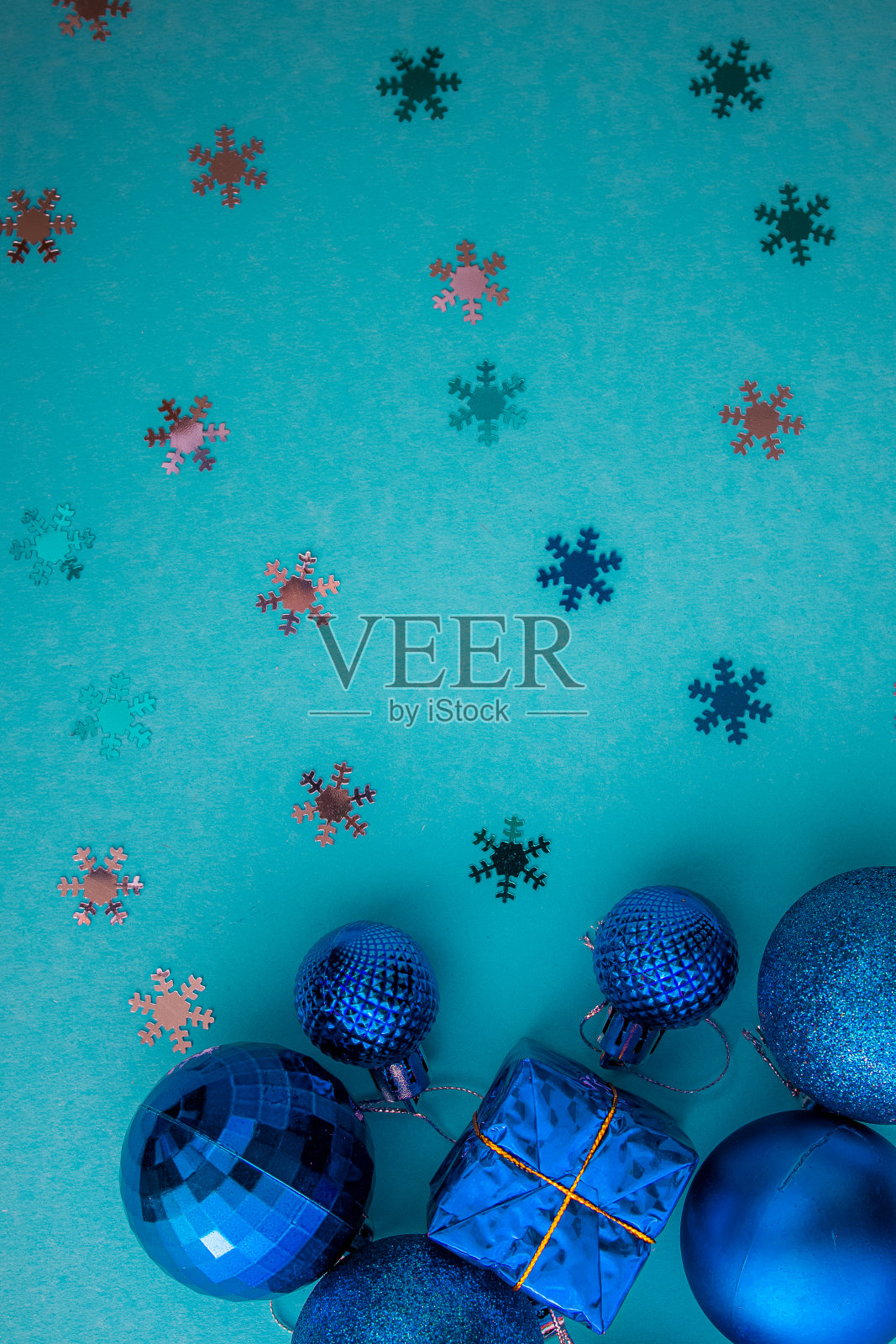 圣诞假期的组成,俯视图蓝蓝海蓝宝石圣诞装饰在一个绿蓝色的背景与文本的拷贝空间。平的。冬天,明信片模板照片摄影图片