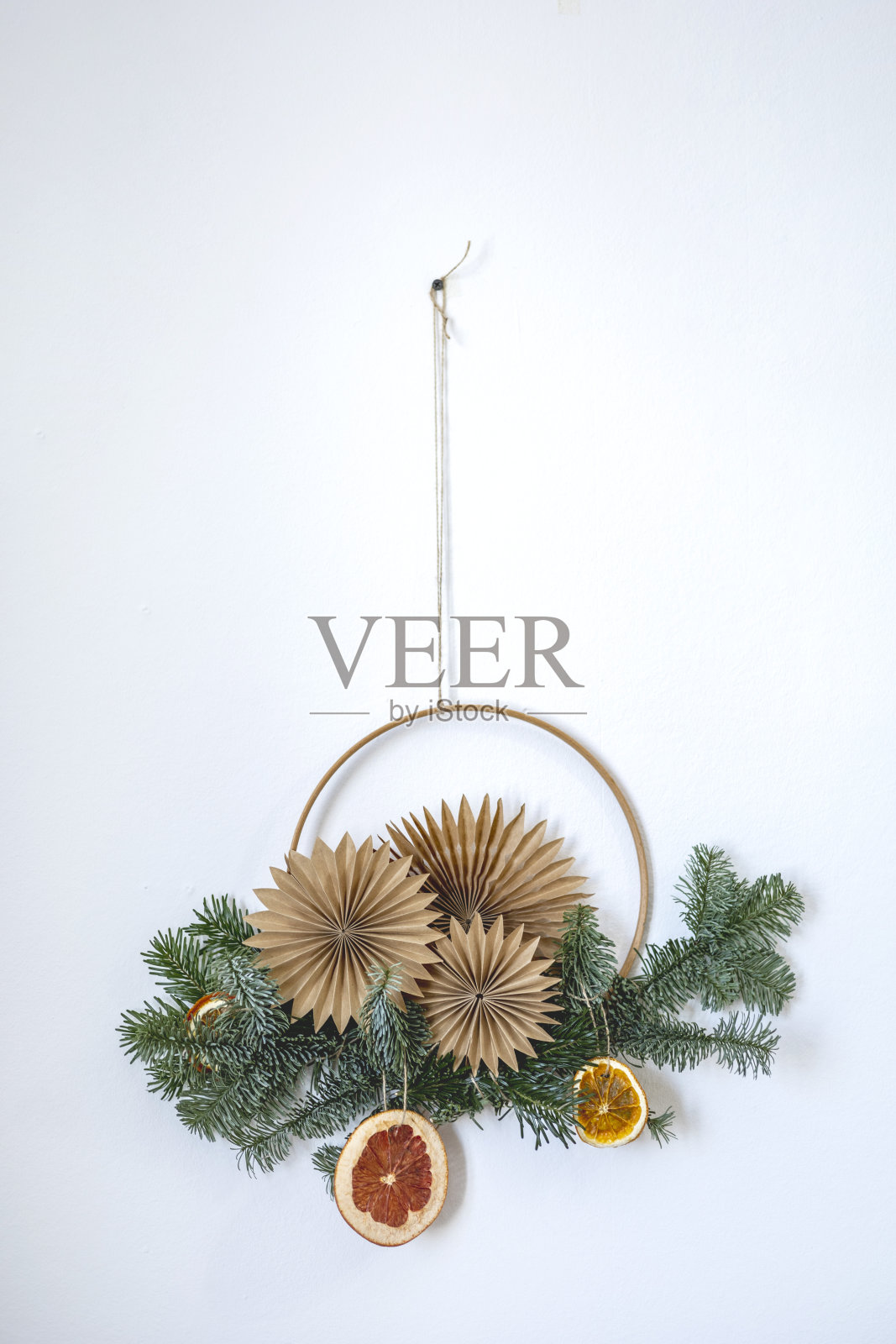 装饰墙面装饰零浪费。简约质朴的风格。高加索冷杉分支。照片摄影图片