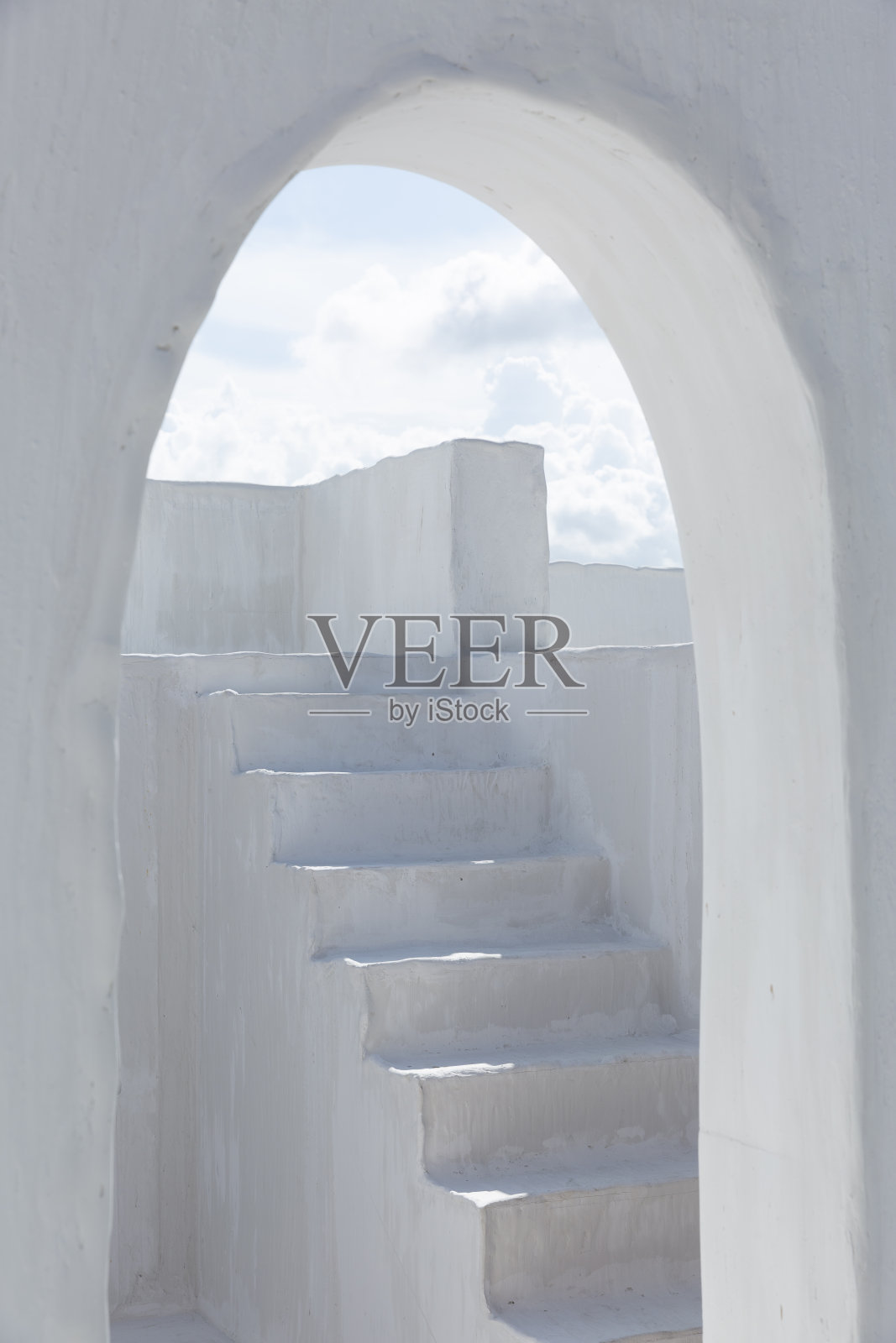 地中海白房子与天空和云的背景照片摄影图片