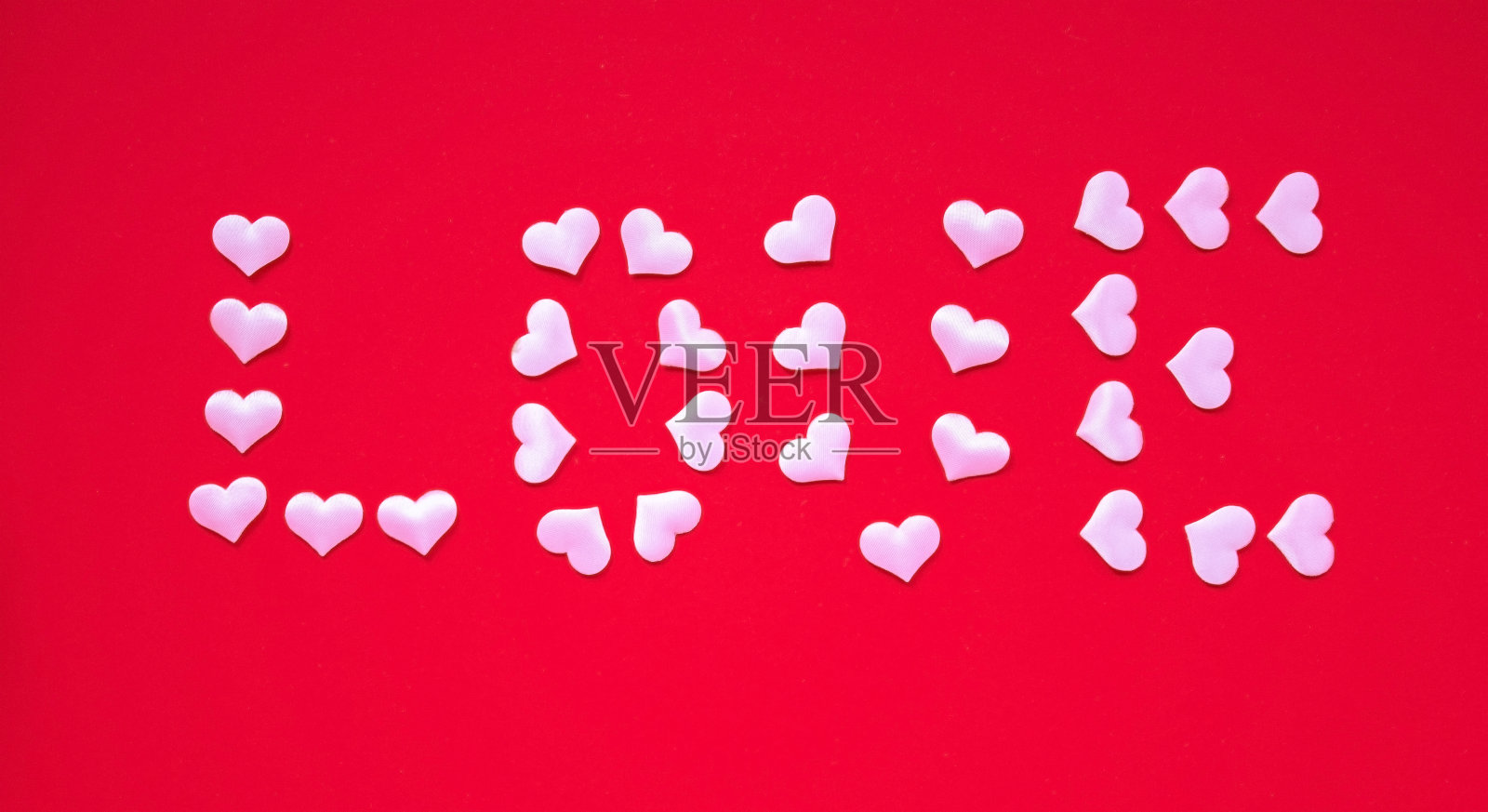 情人节概念上红背景花心。有选择性的重点照片摄影图片