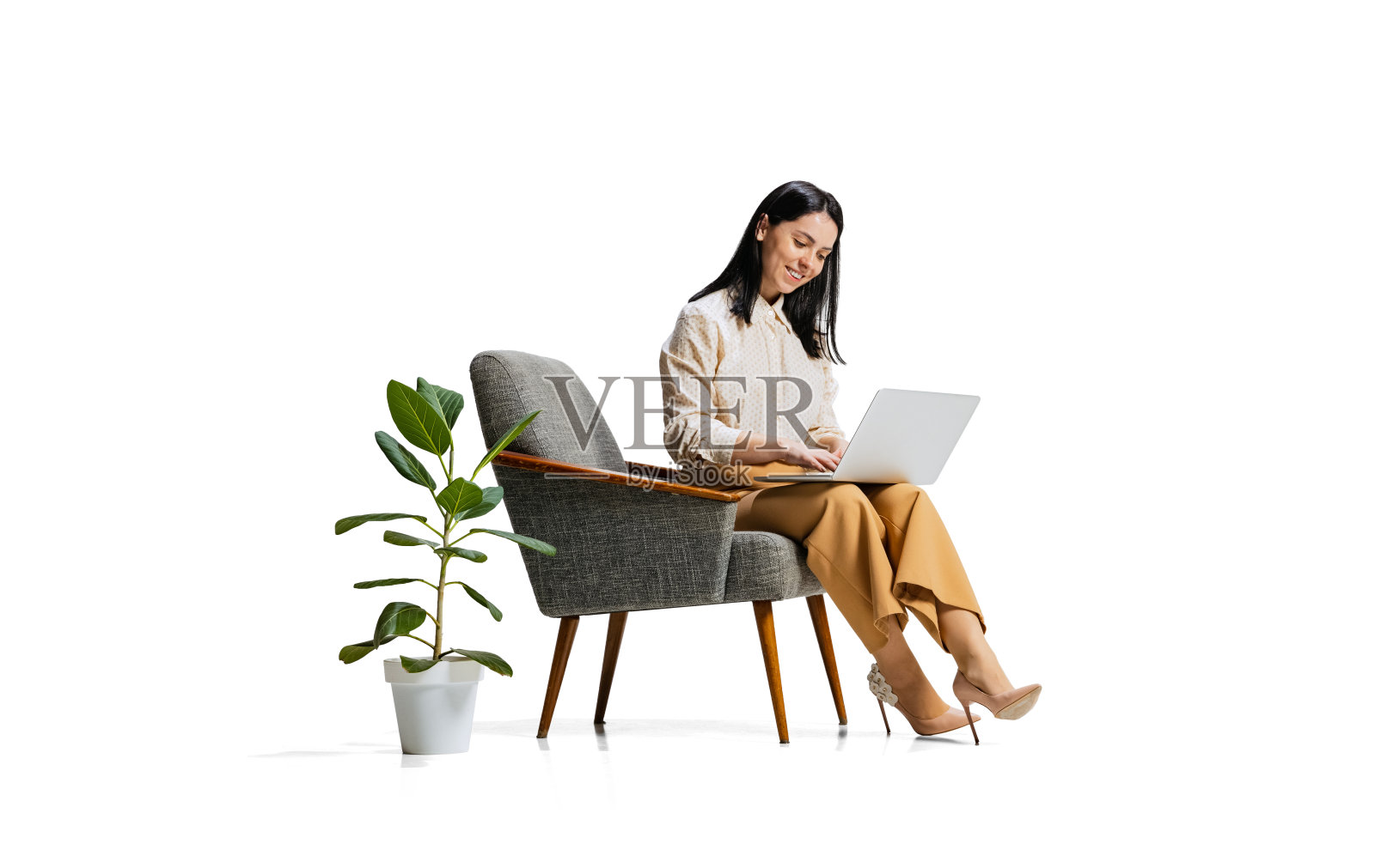 年轻微笑的女人的全身肖像,办公室工作人员在笔记本电脑上打字,使商业日程孤立在白色背景上照片摄影图片