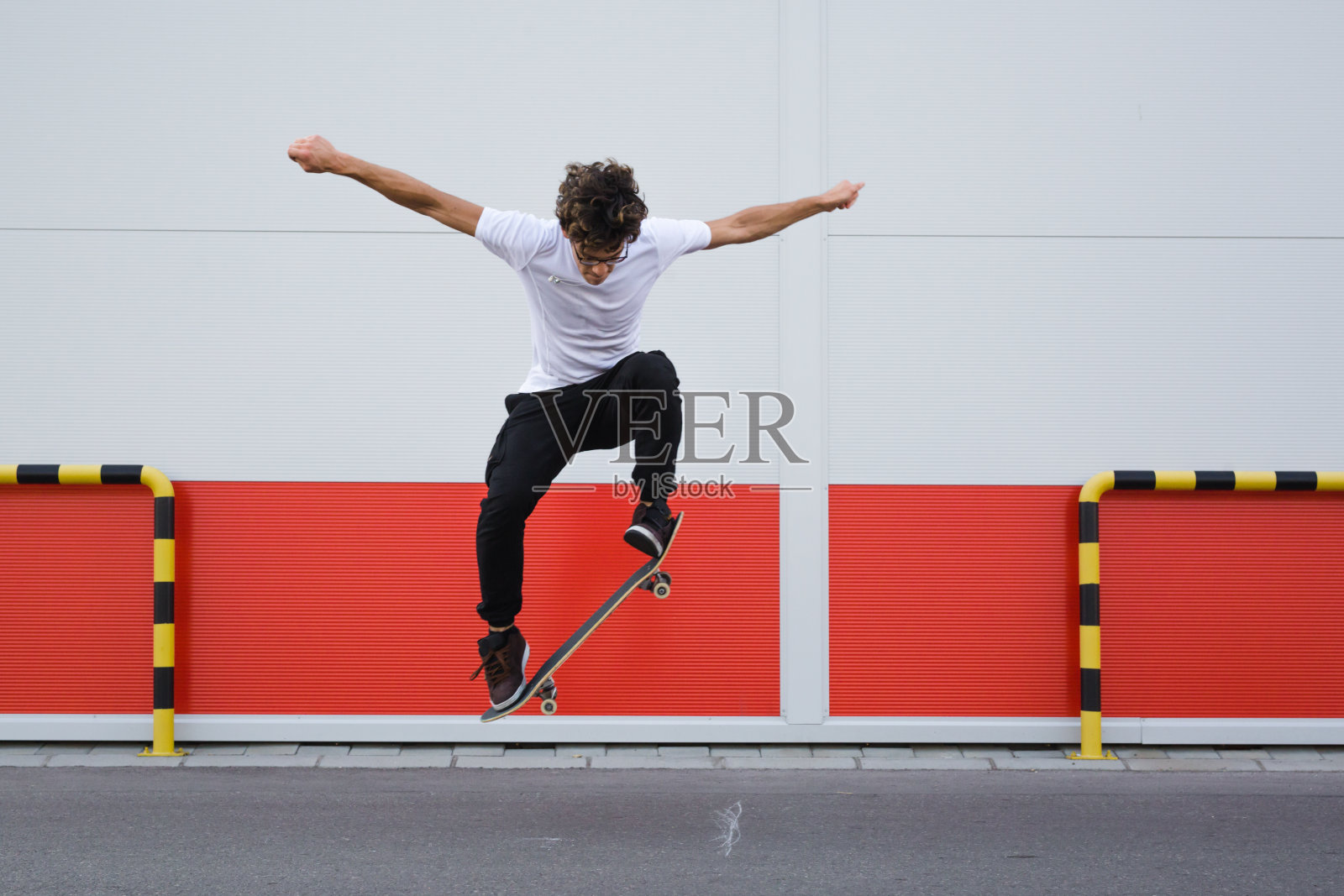 年轻人在户外驾驶滑板照片摄影图片