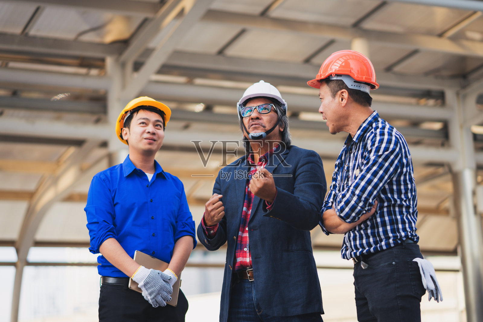 在城市中,工程师与企业合作建设工地工业项目。照片摄影图片