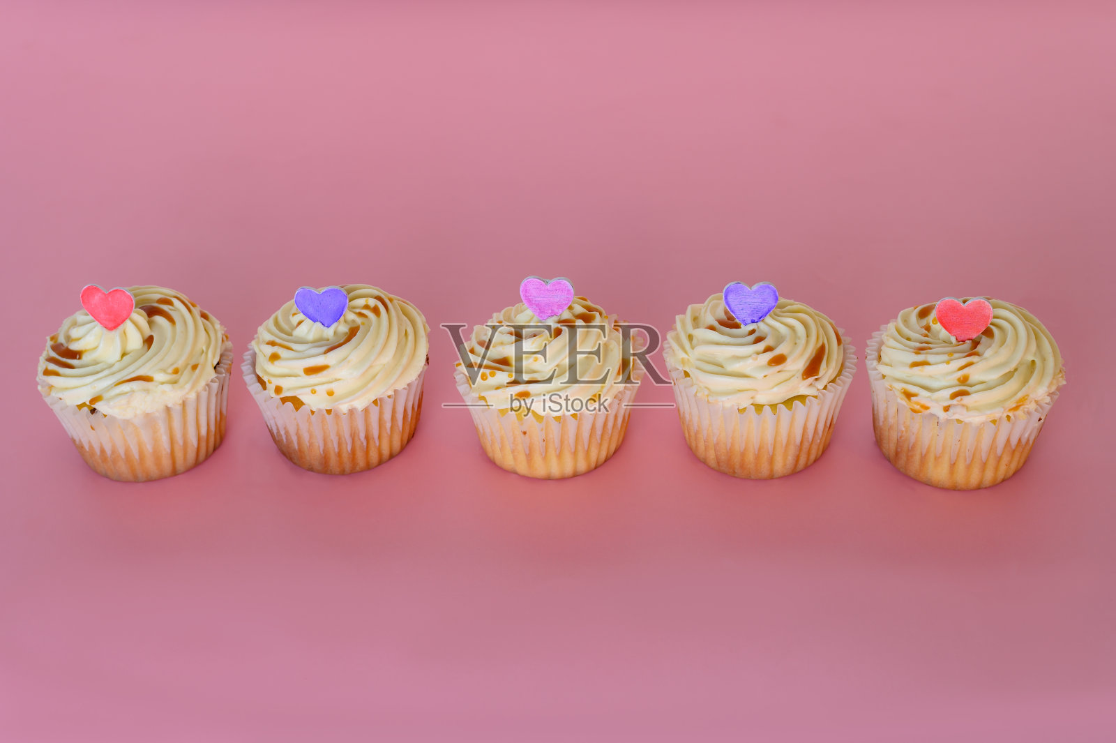 心形装饰的甜纸杯蛋糕照片摄影图片