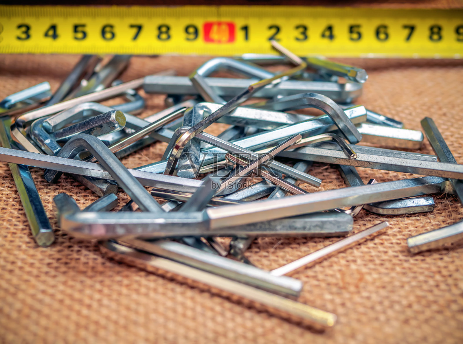 混乱的十六进制键。一堆铁制仪器。特写镜头照片摄影图片