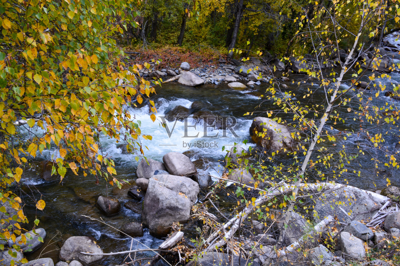 科琳峡谷。下降。阴云密布。照片摄影图片