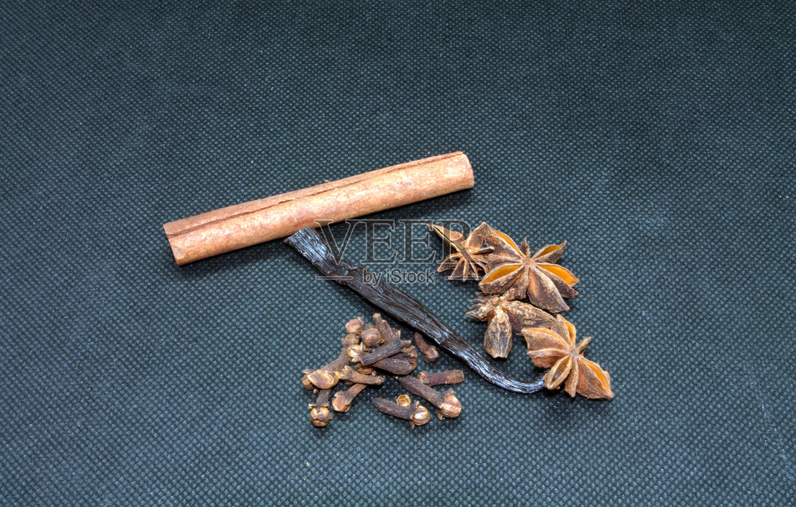八角茴香,香草豆,肉桂棒和丁香照片摄影图片