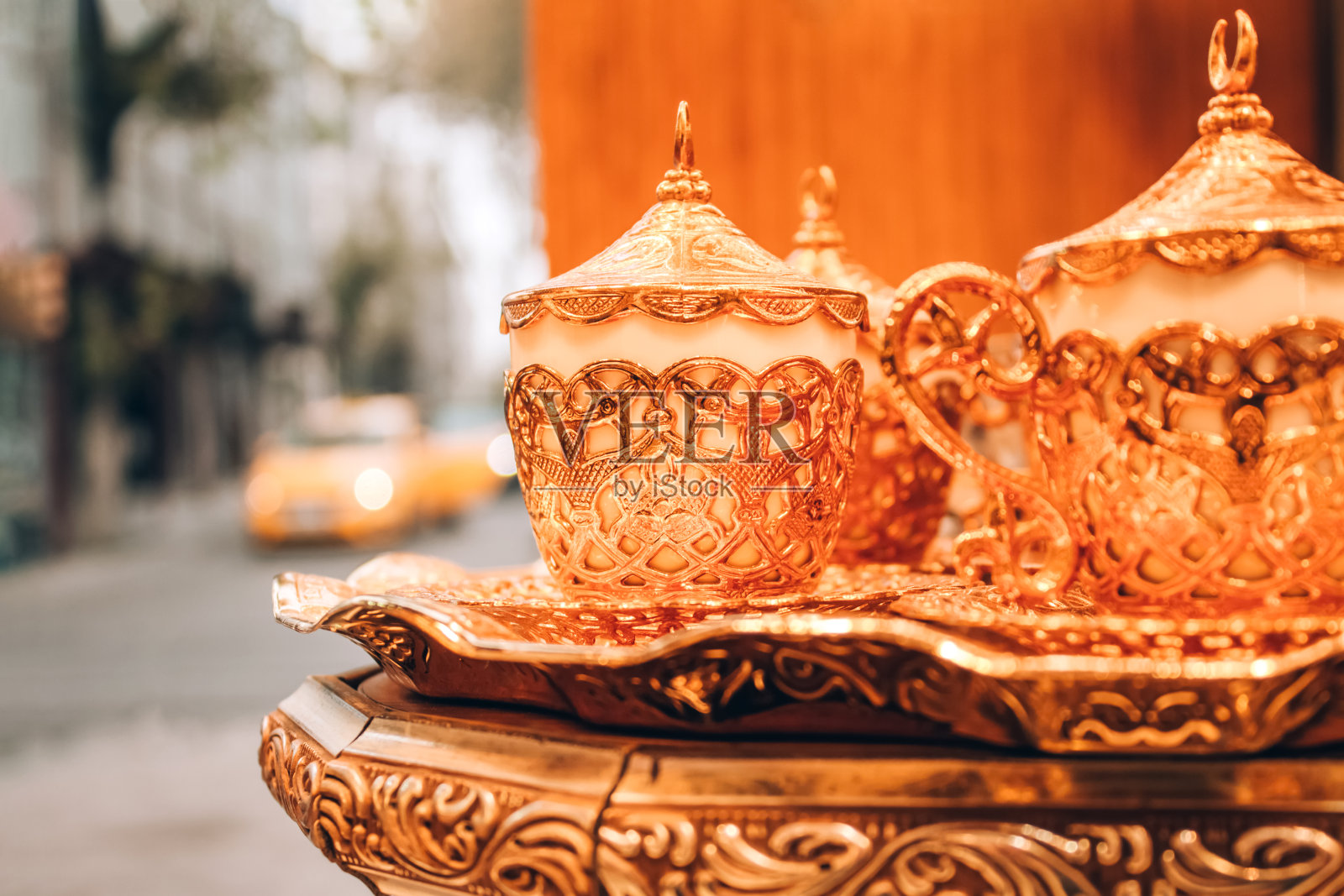 传统的土耳其铜咖啡服务设置在纪念品商店与散乱的城市背景与副本空间。来自土耳其的流行纪念品和礼物。有选择性的重点照片摄影图片