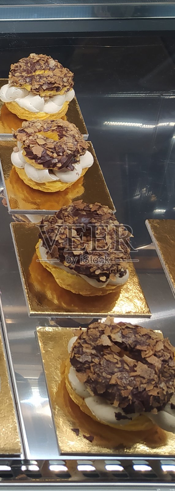 一份奶油和巧克力糕点照片摄影图片