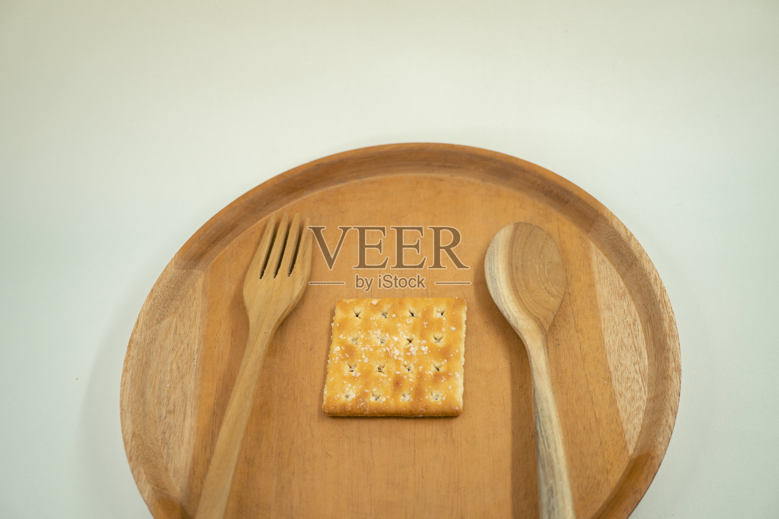 近距离照片的饼干饼干超过木盘,叉子和勺子,与白色的背景。照片摄影图片