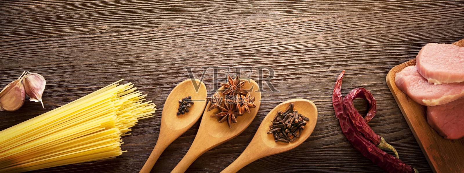 所有的东西都放在木桌上,准备意大利辣酱照片摄影图片