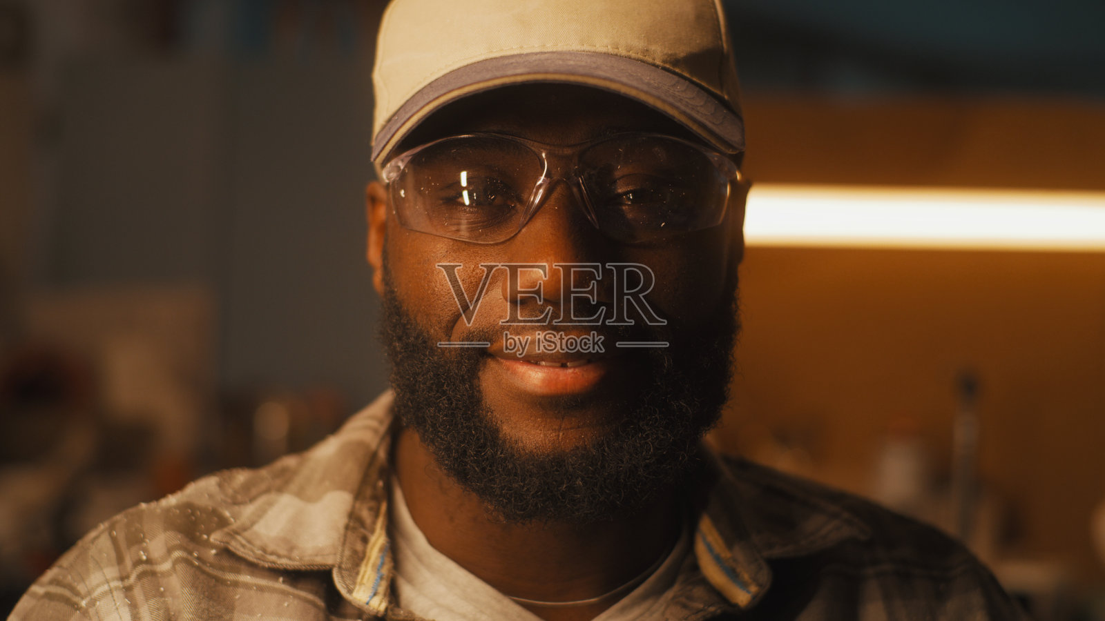 车间里友善的黑人工匠照片摄影图片