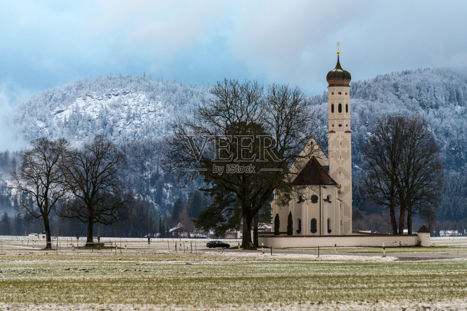圣科洛曼教堂在冬季景观照片摄影图片