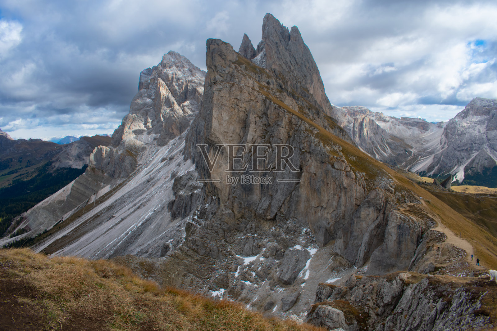攀登欧洲阿尔卑斯山的白云岩。在没有雪的绿草的夏天拍摄。加迪纳,意大利照片摄影图片