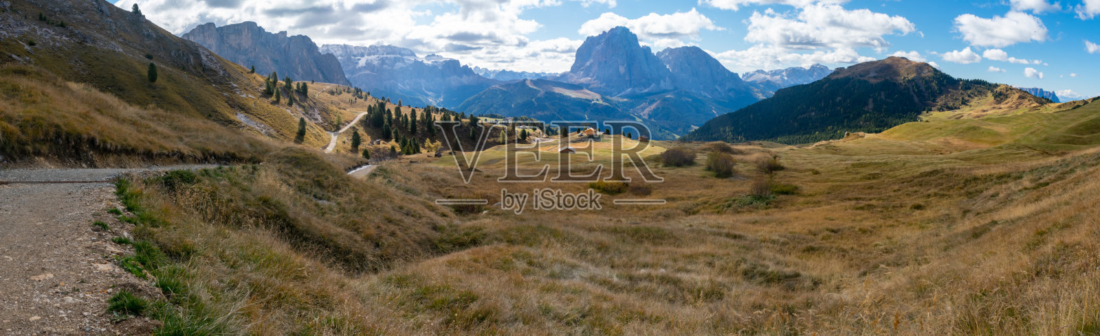 攀登欧洲阿尔卑斯山的白云岩。在没有雪的绿草的夏天拍摄。加迪纳,意大利照片摄影图片