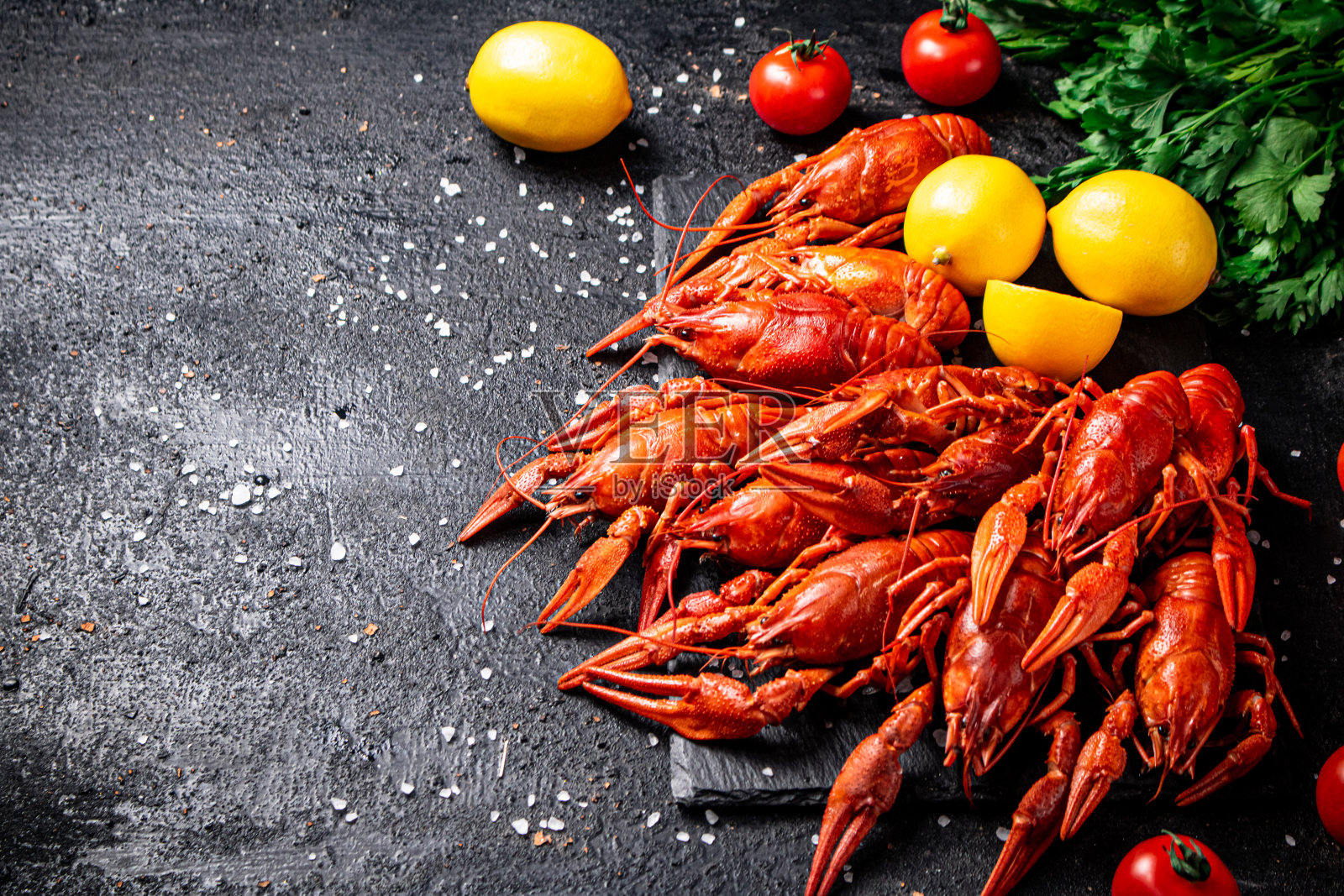 小龙虾配柠檬,香草和西红柿。照片摄影图片