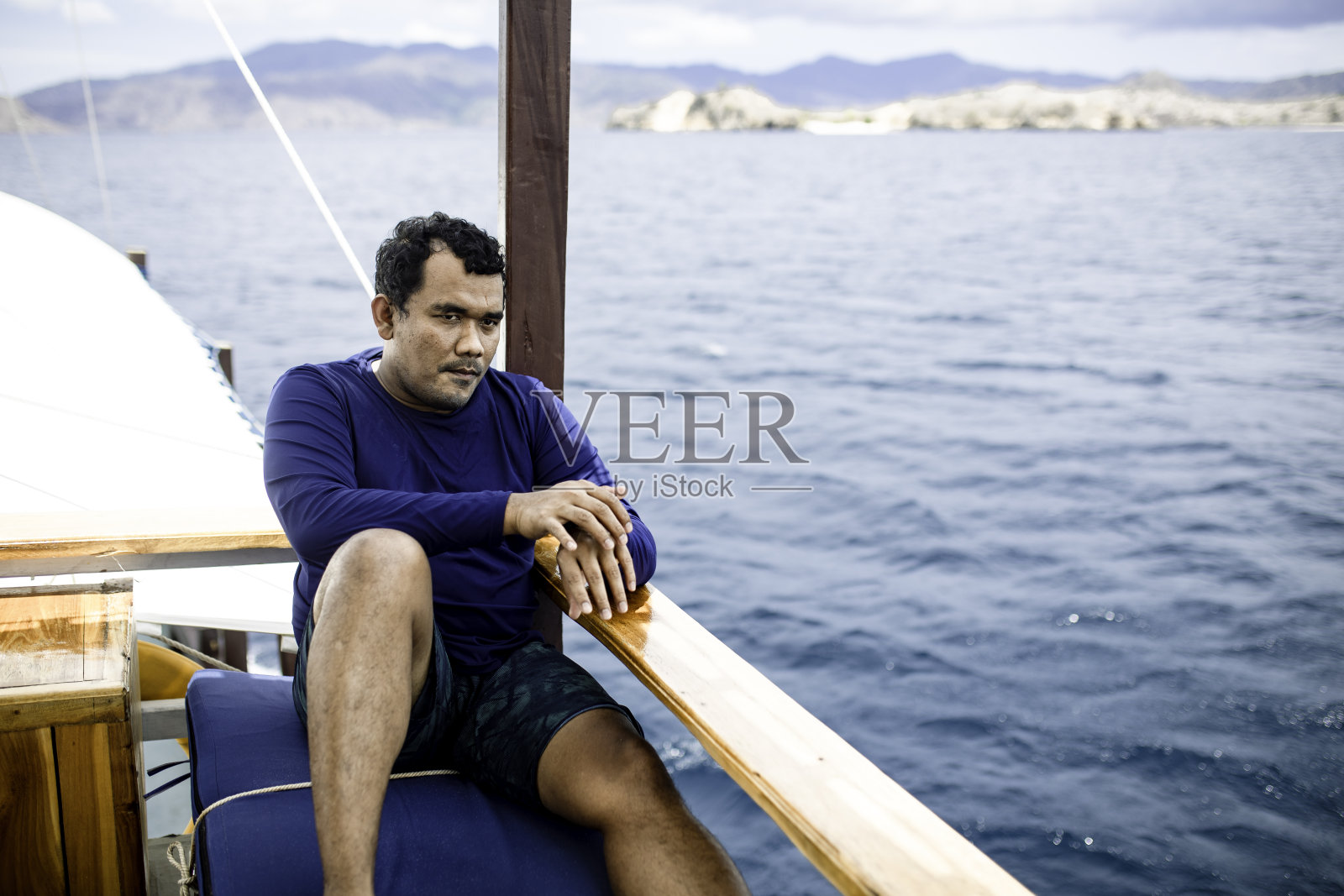 坐船旅行时坐在甲板上的亚洲人照片摄影图片