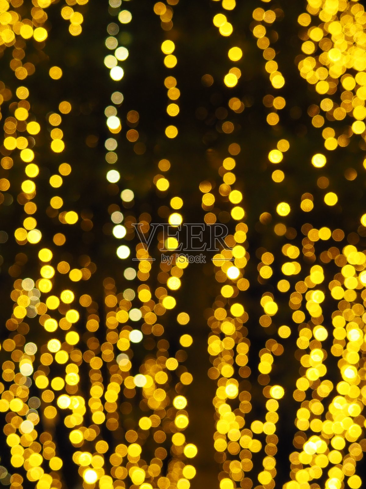 散景集锦。金黄色和黄色在黑暗中闪烁。节日的背景。散焦模糊。城市街道的装饰。许多黄色的球。许多黄色、白色和橙色的圆圈照片摄影图片