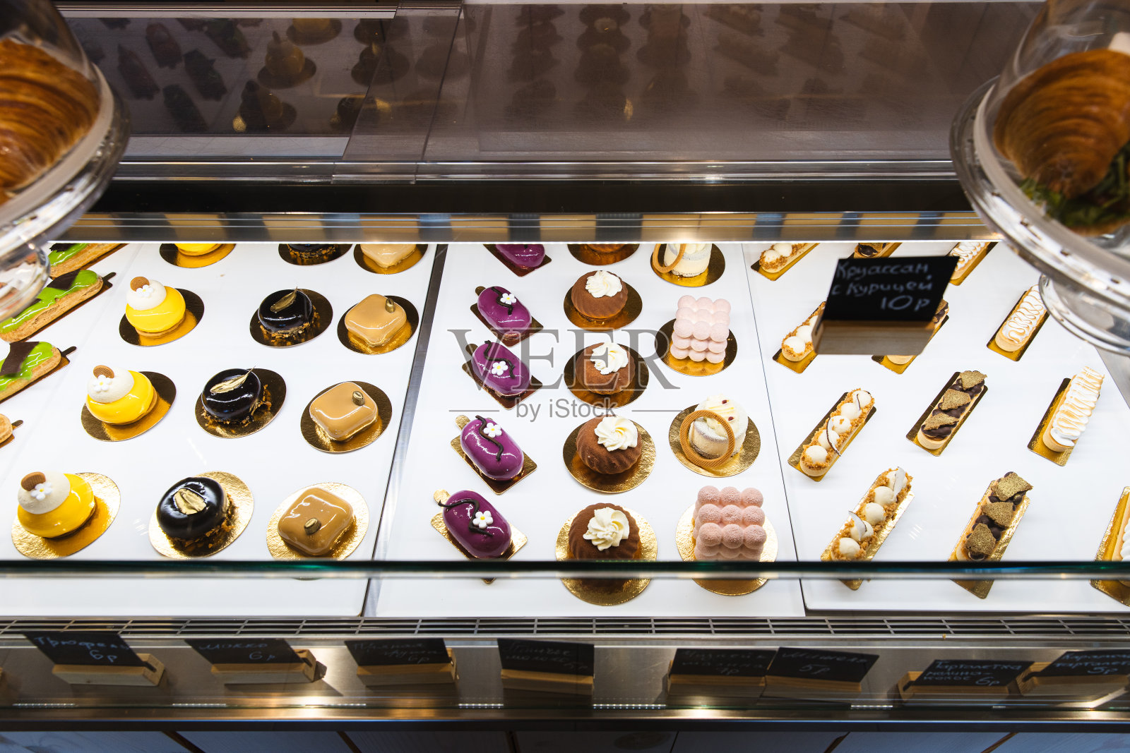 柜台上放着许多不同形状的蛋糕照片摄影图片