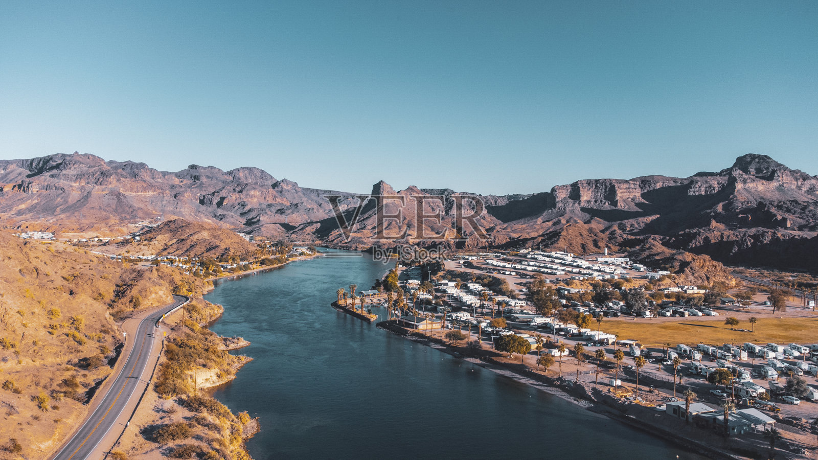 科罗拉多河位于亚利桑那州和加利福尼亚州交界处照片摄影图片