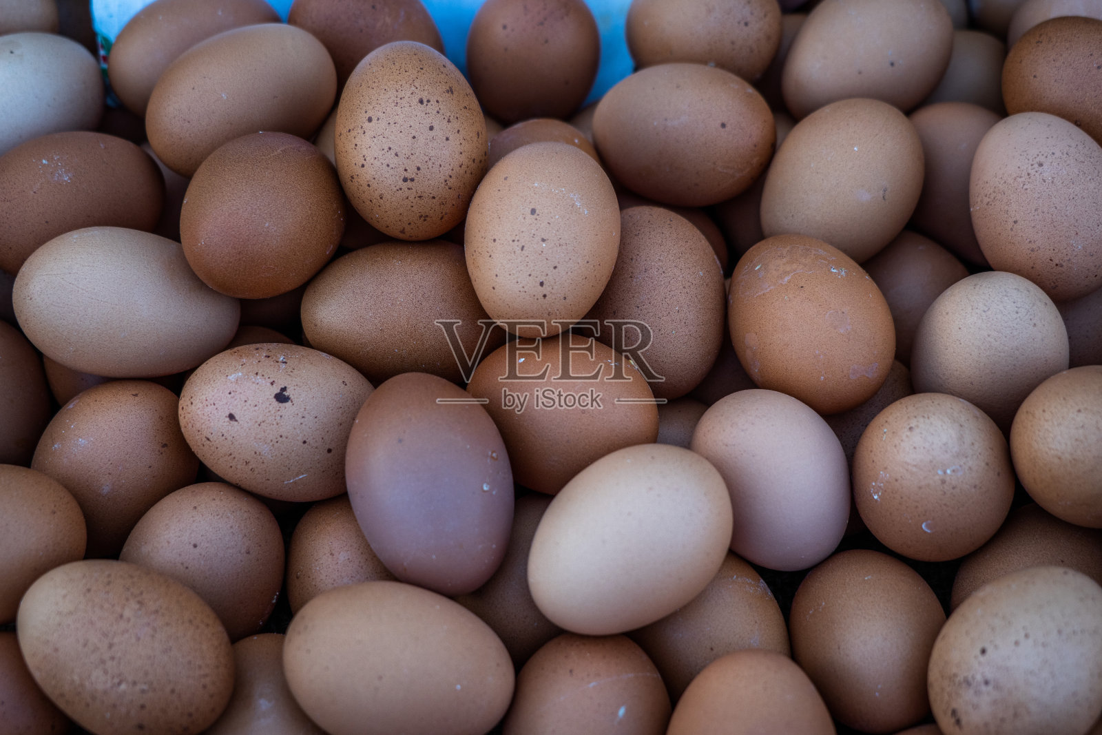 篮子里的新鲜鸡蛋照片摄影图片