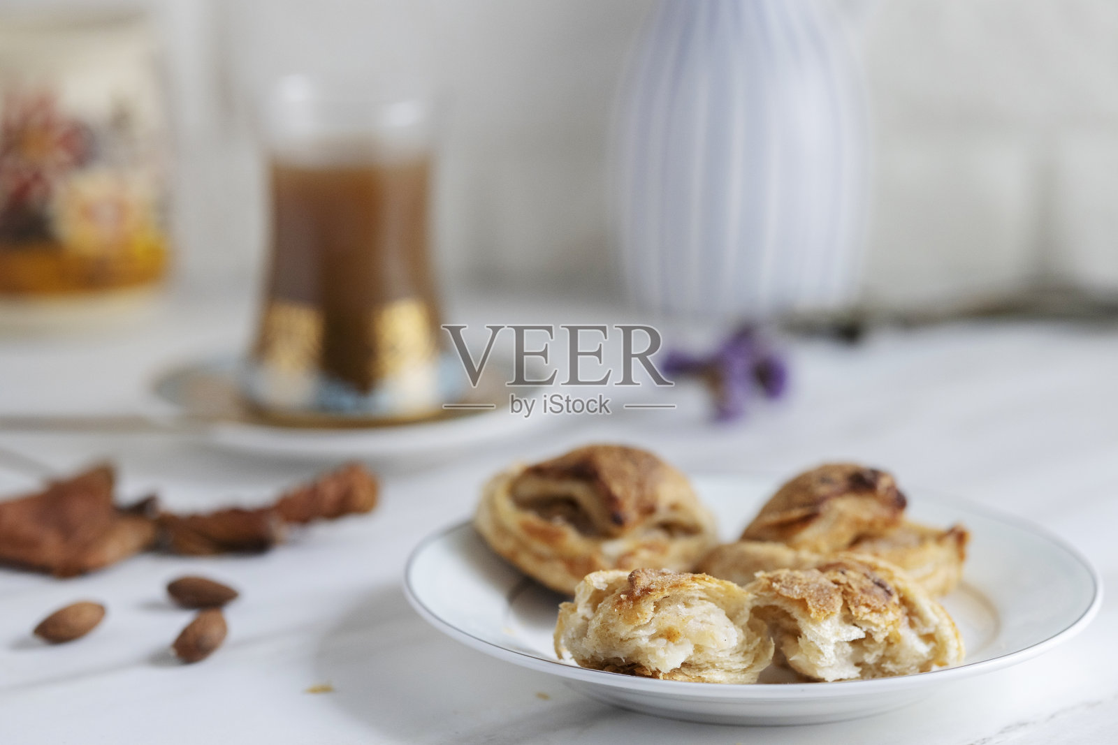 桌上有甜点和咖啡照片摄影图片