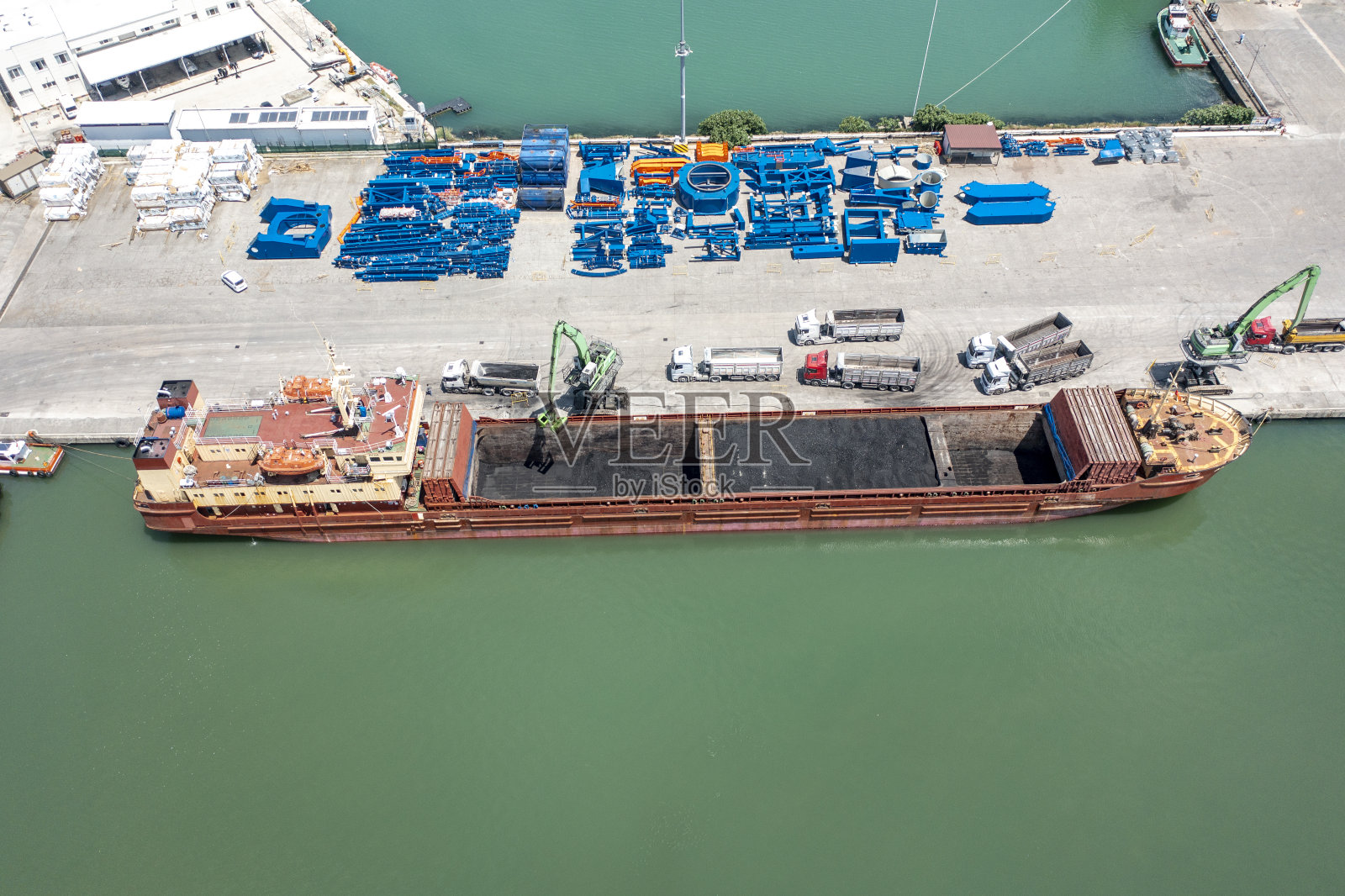 工业港口的鸟瞰图,在这里货物被运送到国内和国际的海运或海运货船上照片摄影图片