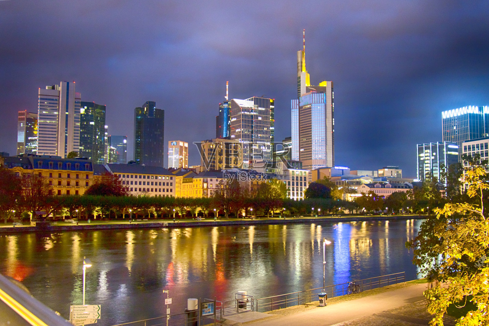 法兰克福美因河畔的夜景照片摄影图片