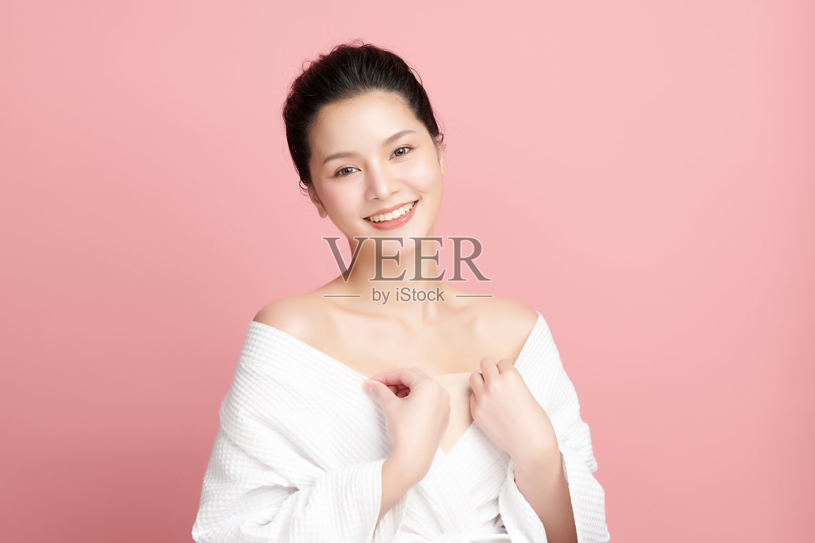 美丽年轻的亚洲女性与清洁新鲜的皮肤粉红色背景,面部护理,面部治疗,美容,美容和水疗,亚洲女性肖像。照片摄影图片