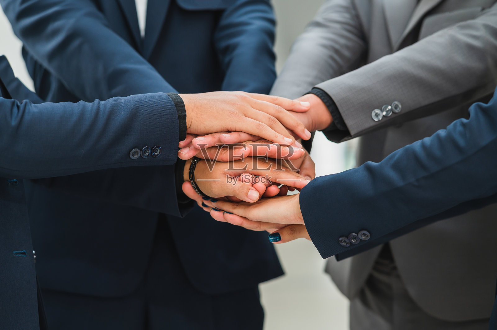 企业并购合作伙伴和商业交易的团队合作,成功谈判,握手,照片摄影图片