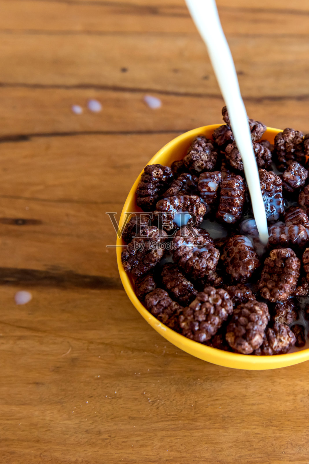 牛奶和玉米片早餐。照片摄影图片