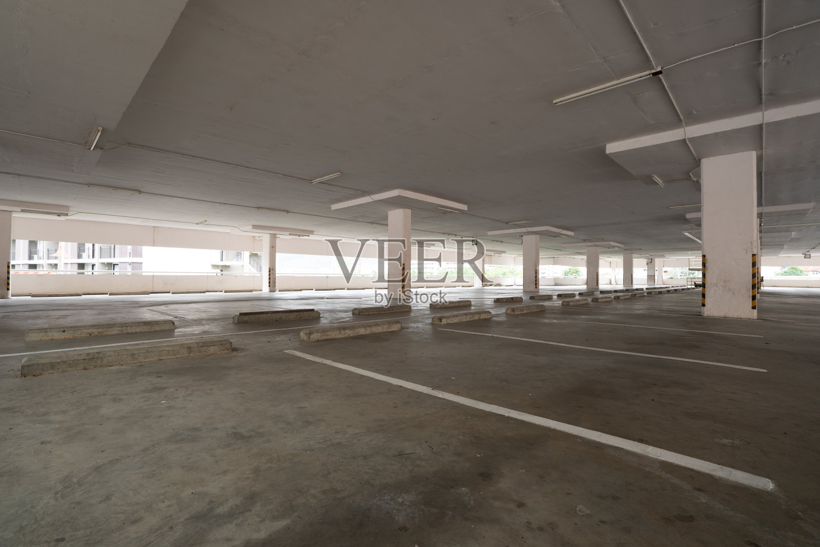停车场停车场百货商场内部空停车场或车库内部办公大楼照片摄影图片