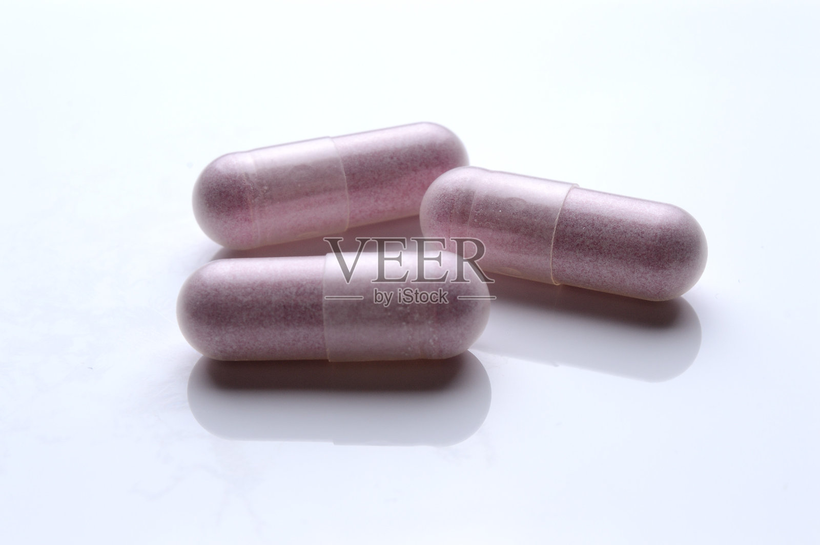 白色背景上的医用胶囊的特写照片摄影图片
