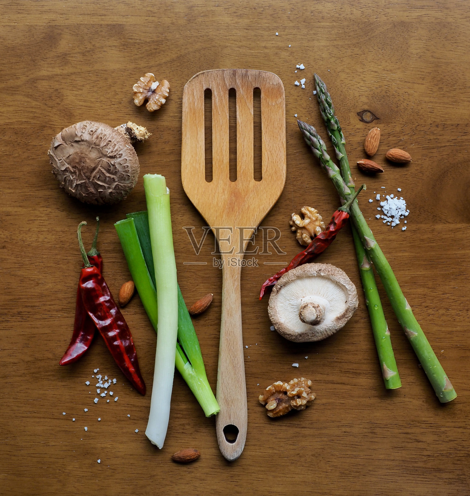 炊具由木头,核桃,芦笋,盐,红辣椒,葱,蘑菇制成照片摄影图片
