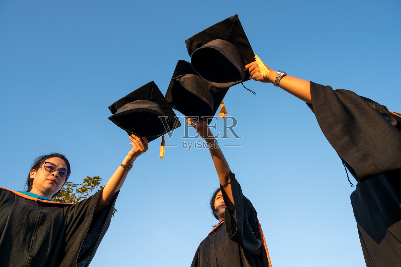 毕业典礼。祝贺你在大学毕业。照片摄影图片