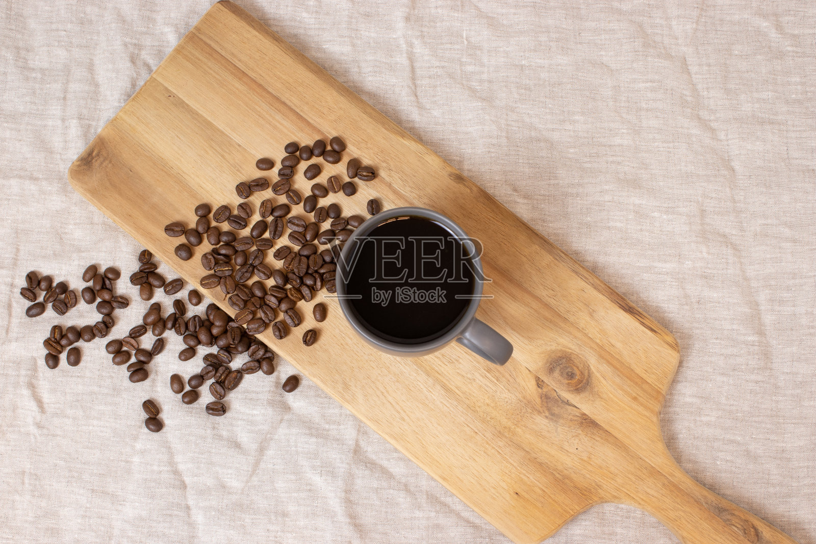 过滤咖啡在灰色杯子,复制空间在孤立的咖啡豆背景。顶视图的风格照片摄影图片