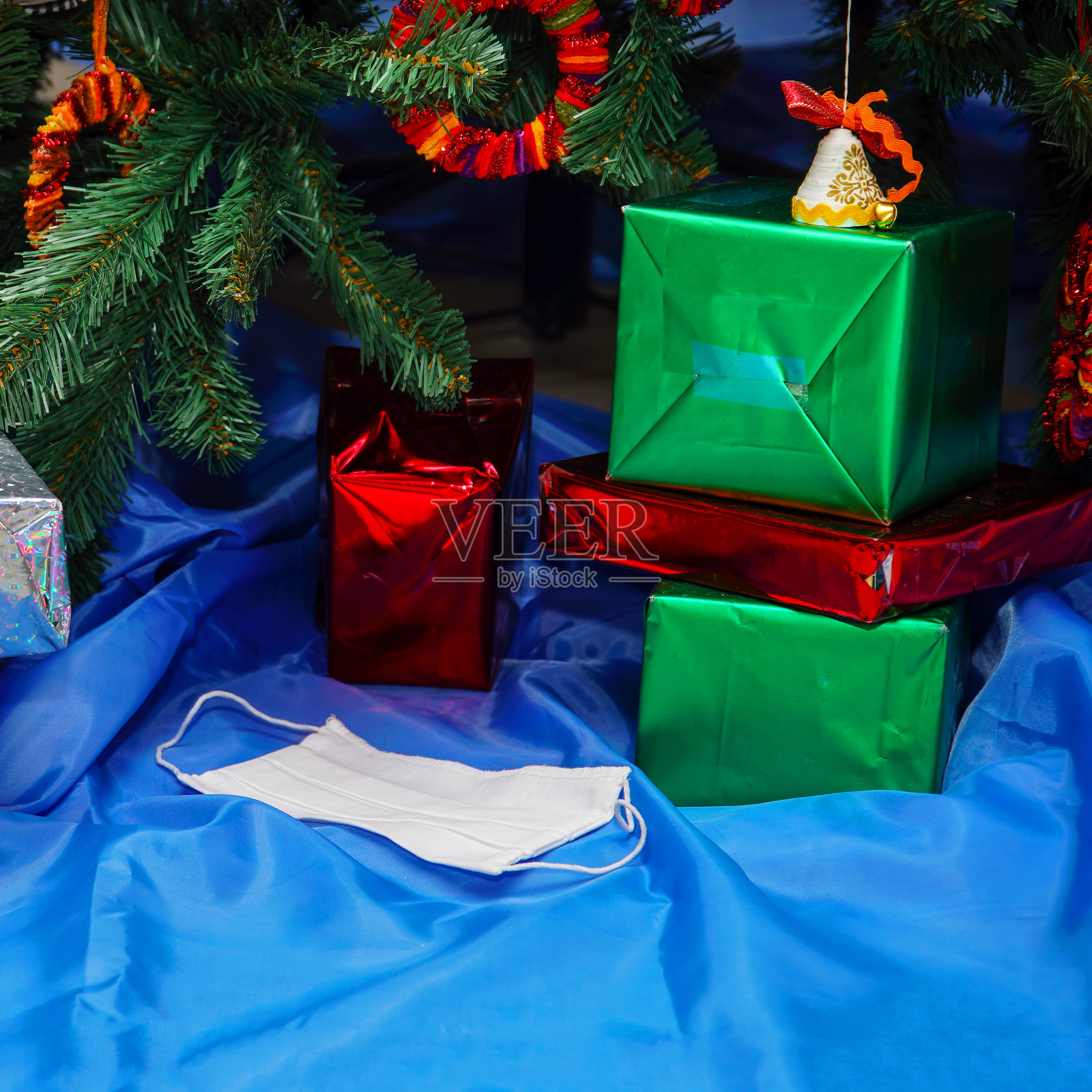 圣诞节和新年的礼物在漂亮的盒子在圣诞树下照片摄影图片