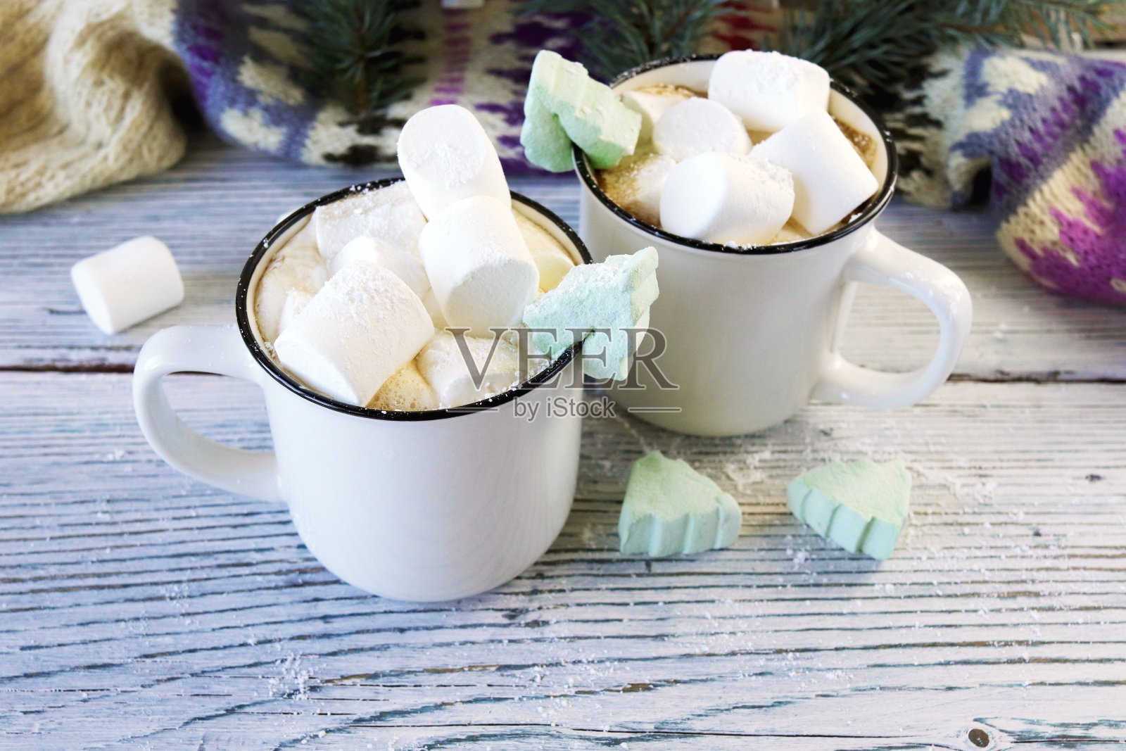 圣诞快乐,咖啡杯,棉花糖,冷杉树枝,新年的玩具和照明照片摄影图片