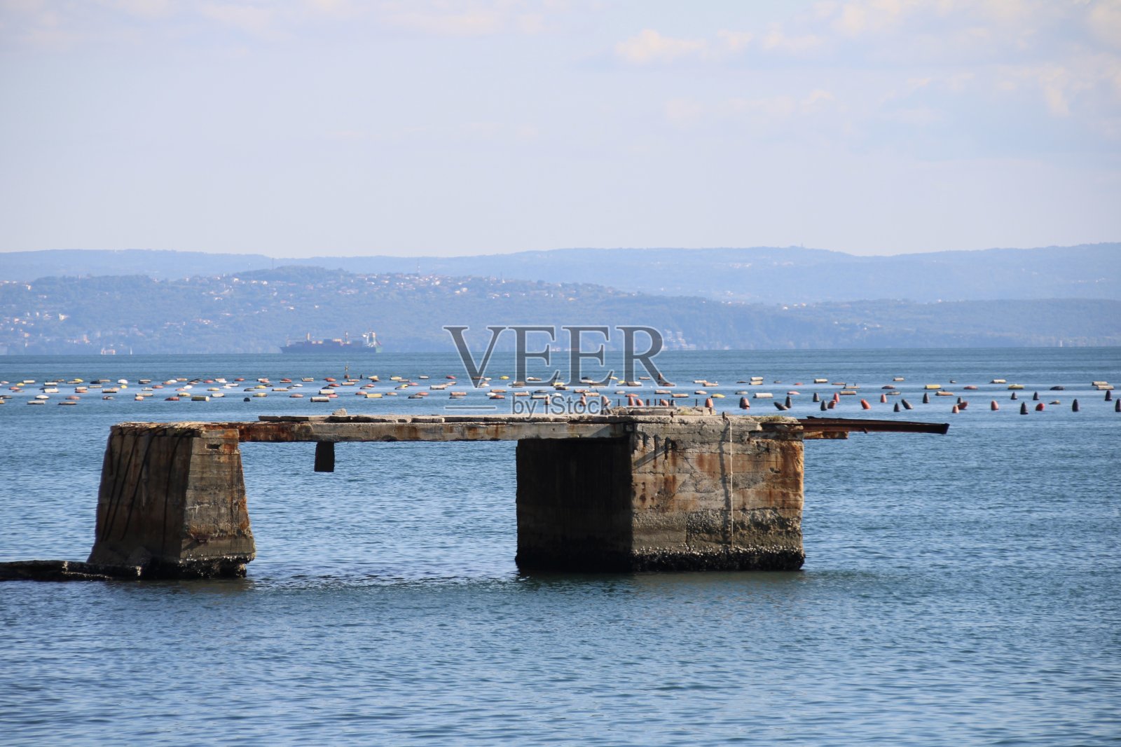 在弗留利-威尼斯朱利亚的迪诺和里雅斯特之间的西斯蒂亚纳港照片摄影图片