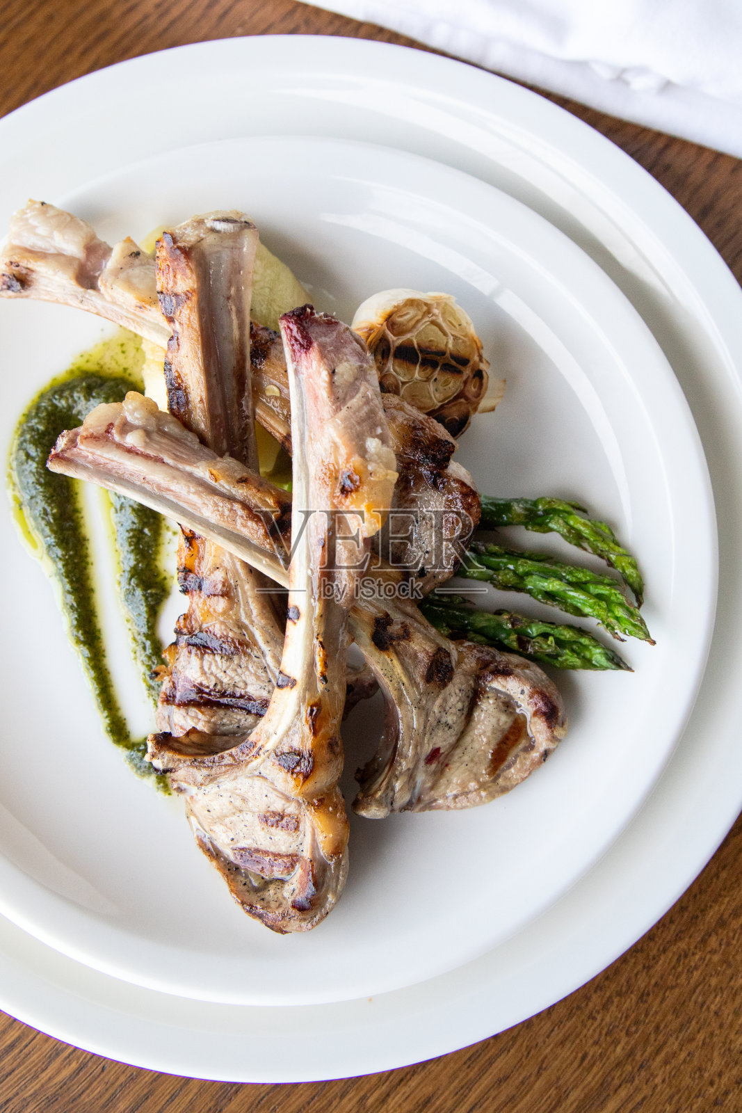 烤牛肋骨在白色盘子上的木头背景。照片摄影图片