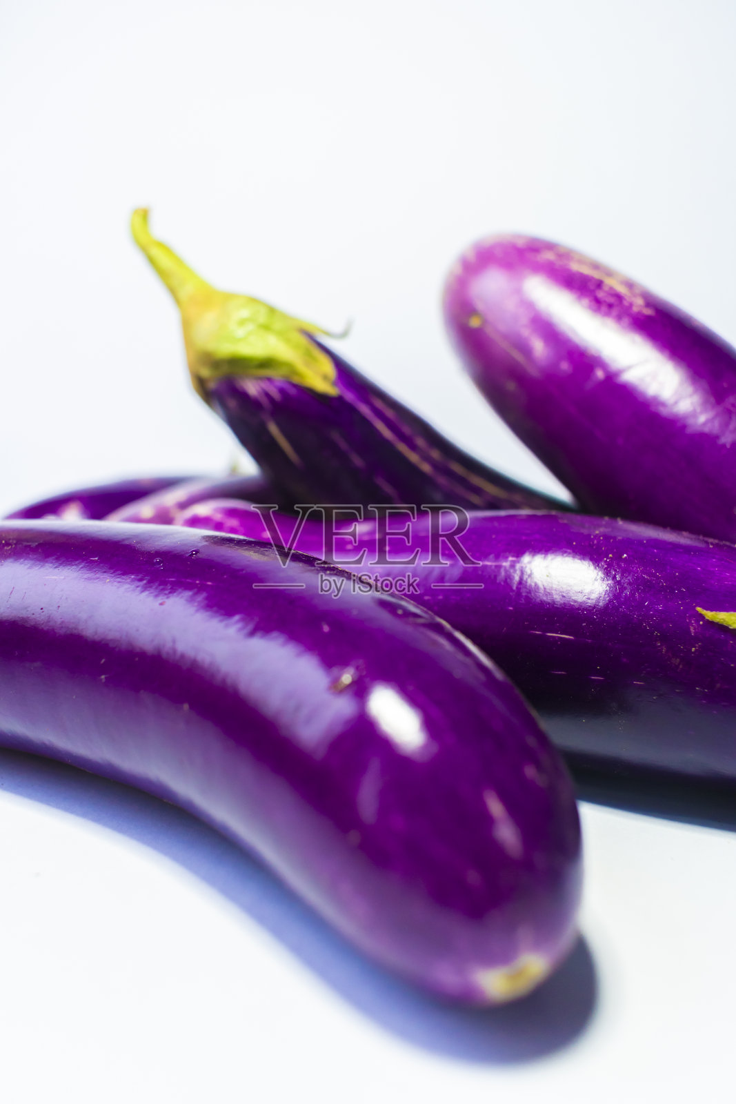 新鲜紫茄子的特写在一个普通的白色背景照片摄影图片