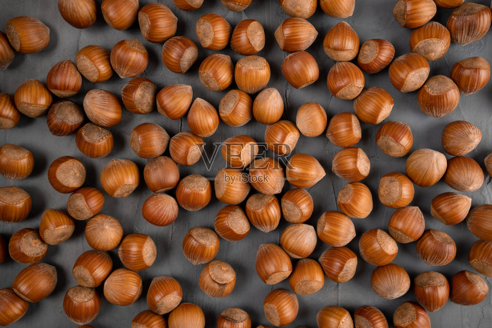 去皮榛子图案,俯视图。生物坚果在grau背景。照片摄影图片