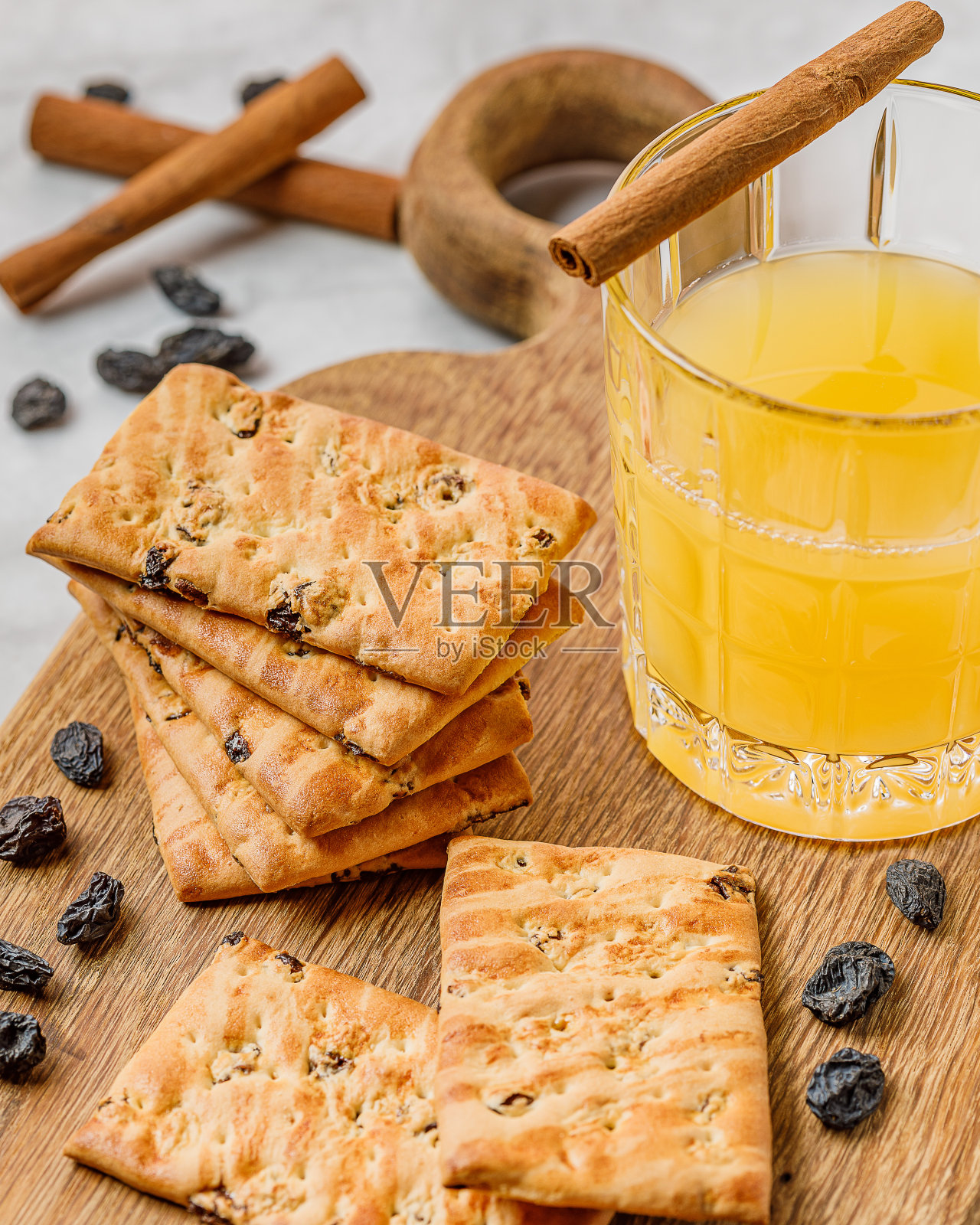 桌上放着自制的葡萄干和肉桂饼干照片摄影图片