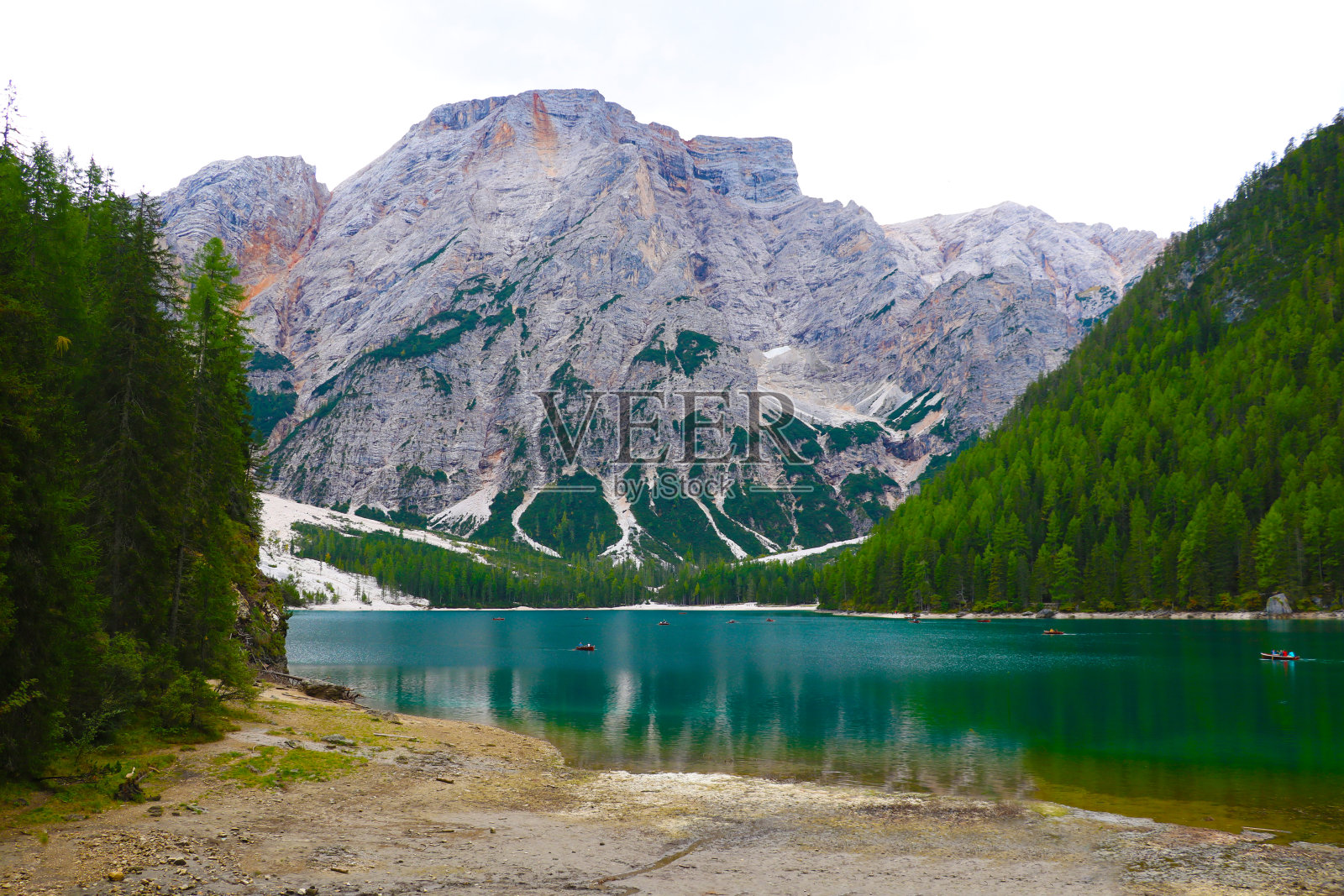 拉戈湖位于意大利多利蒂山上的Braies。照片摄影图片