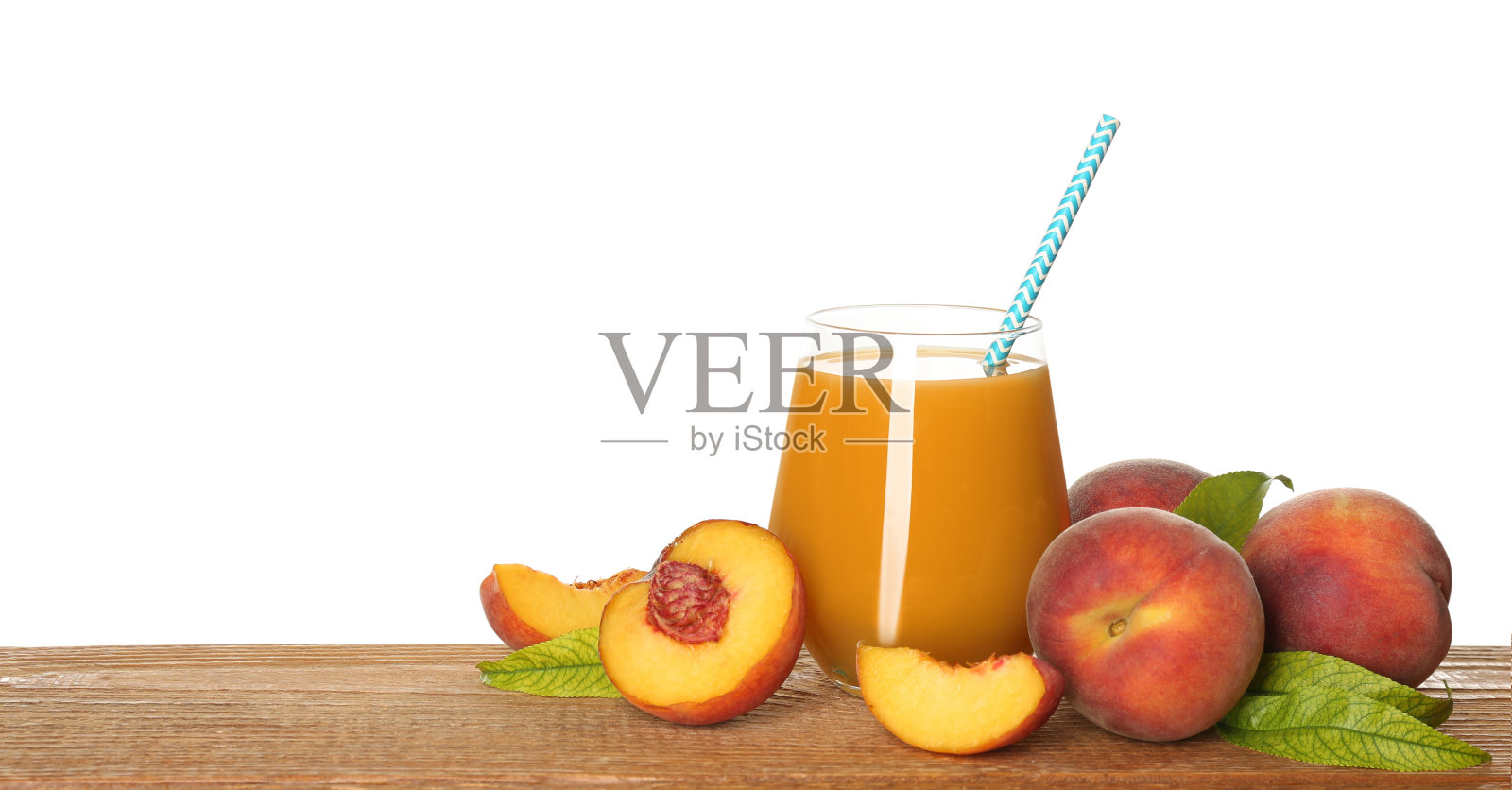 天然的新鲜桃子汁木制的桌子,白色的背景照片摄影图片