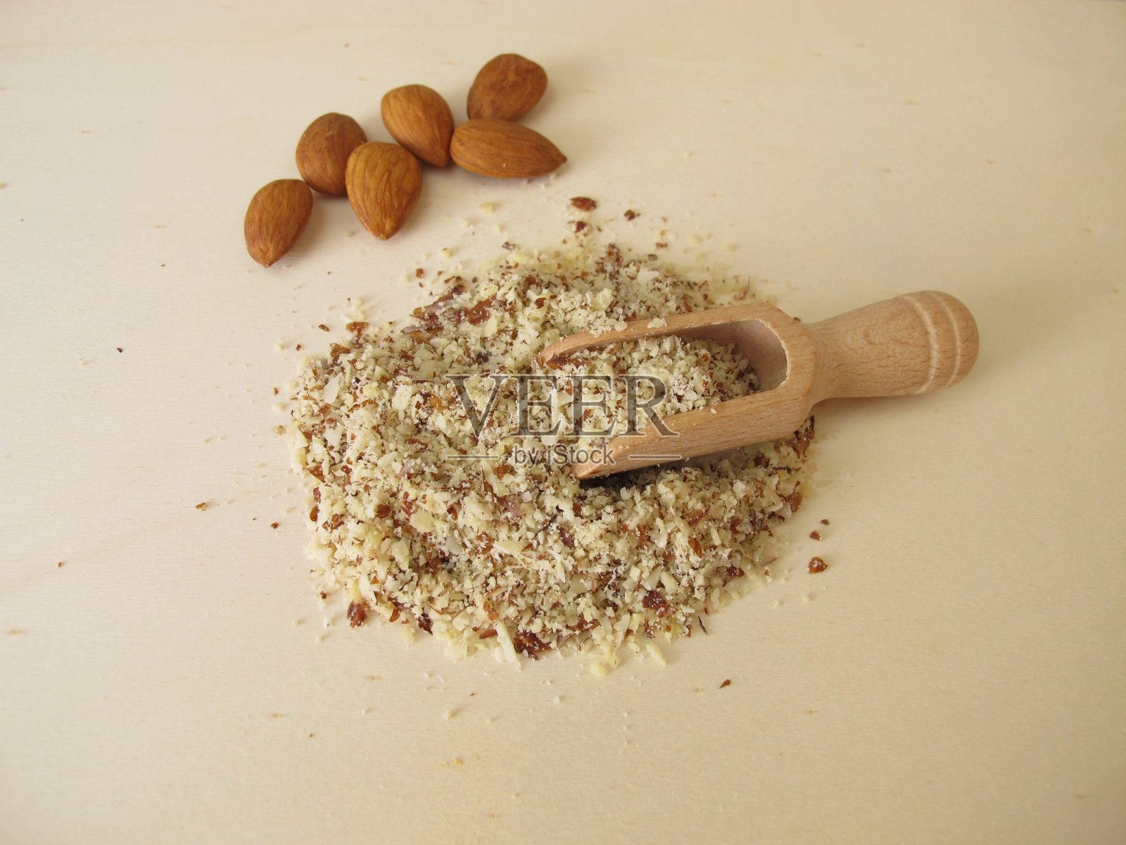 杏仁粉,磨碎的杏仁放在木板上照片摄影图片