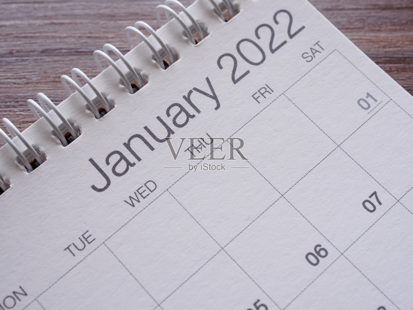 结束,木桌上的2022年一月日历页。照片摄影图片
